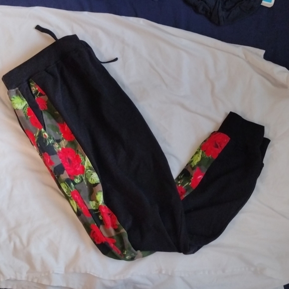 Asphalt Yacht Club Men's Floral Camo Jogger & Shirt Set - Picture 4 of 16